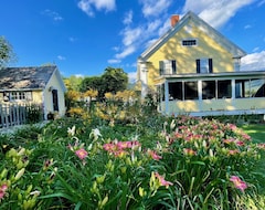 Casa rural Historic 18th Century Farmhouse + Hot Tub + Stunning Gardens + Koi Pond + Skiing (Arlington, ABD)