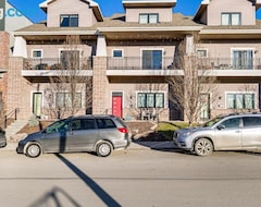 Toàn bộ căn nhà/căn hộ Stylish Omaha Home With Balcony - 2 Mi To Downtown! (Omaha, Hoa Kỳ)