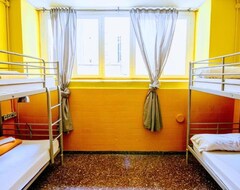 Hotel Feetup Yellow Nest (Barcelona, Spain)