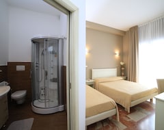 Hotel Lungomare Ponente (Porto Cesáreo, Italy)