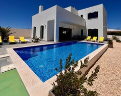 Tüm Ev/Apart Daire New Modern Villa W/pool — 5 Min From The Beach! (Raposeira, Portekiz)
