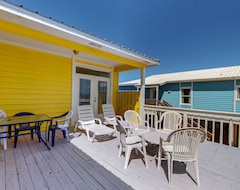 Entire House / Apartment Waterfront Paradise With Private Beach Access, Sunning Deck, And Open Layout (Gulf Shores, USA)
