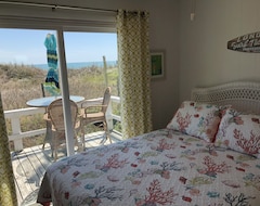 Cijela kuća/apartman Beautiful Beachfront 4 Bedroom Home-Only 50 Steps to the Beach! (Topsail Beach, Sjedinjene Američke Države)