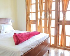 Hotel Aristo Clouds King Suite (Kodaikanal, India)