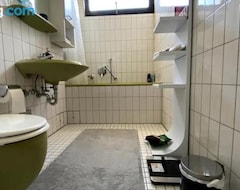 Koko talo/asunto Budget Suite mit Balkon - Privatzimmer in Wohnung - NETFLIX & MINIBAR INKLUSIVE (Koblenz, Saksa)