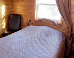 Toàn bộ căn nhà/căn hộ Cozy Cabin. Sleeps 2. Includes Mini Fridge, Microwave, Wi-fi And Outdoor Space! (Napoleon, Hoa Kỳ)