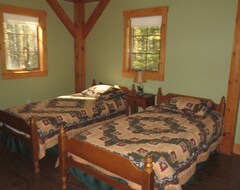 Entire House / Apartment Tranquil And Peaceful Vacation Getaway Just Waiting To Welcome You (Bristol, USA)