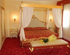 Hotel Gold (Calcinate, Italy)