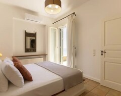 Hele huset/lejligheden Elegant Andros Beach House | Villa Stenies Thea | 5 Bedrooms | Direct Beach Access | Piso Gyalia Beach (Andros - Chora, Grækenland)