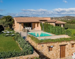Toàn bộ căn nhà/căn hộ Villa Auriga: A 3 Bedroom Villa With Private Swimming Pool In San Teodoro (Capo Caccia, Ý)