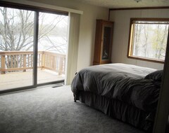 Entire House / Apartment The Hydeaway At Sunrise Lake - Large Lakefront Family Vacation Home, Sleeps 13 (Le Roy, USA)