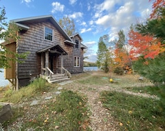 Entire House / Apartment Copper Harbor, Lodge On Lake Medora Waters Edge (Allouez Township, USA)