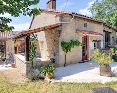 Toàn bộ căn nhà/căn hộ On An Idyllic Corner Of Earth This Charming And Beautiful Stone House Welcomes You. (Voulême, Pháp)