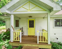 Koko talo/asunto Cozy Cottage On Waters Edge (Kewaskum, Amerikan Yhdysvallat)