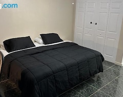 Hele huset/lejligheden MIAMI-PEACEFUL KING BEDROOM WITH 55 INCH SMART TV, 800 WIFI near FIU-Dolphin-MIA (West Miami, USA)