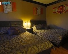 Hotel Luxurious King Accommodations At Footprints Resort (Bancroft, Canada)