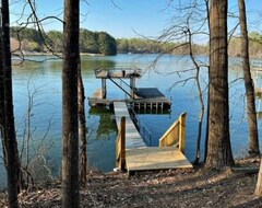 Hele huset/lejligheden New!!! Lake Lanier Cottage W/ Hot Tub, Private Dock, Pool Table, Fire Pit (Dawsonville, USA)