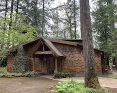 Entire House / Apartment Luxury Fishing Cabin On The North Santiam (Gates, USA)
