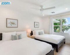 Entire House / Apartment Remodeled Oceanfront 7mb Condo W Sunset Balcony (Georgetown, Cayman Islands)