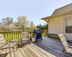 Entire House / Apartment The Farmhouse In Fort Lawn With Fire Pit And Deck! (Fort Lawn, USA)