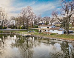 Casa/apartamento entero Cozy Lakefront Retreat! Firepit, Gameroom, Outdoor Dining (Decatur, EE. UU.)