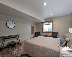 Casa/apartamento entero New Cabin | Sleeps 8 | Private Acreage | Mountain Views | Water Frontage (Ovando, EE. UU.)