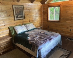 Toàn bộ căn nhà/căn hộ Unique, Very Private Log Cabin On Private Lake. (Flesherton, Canada)