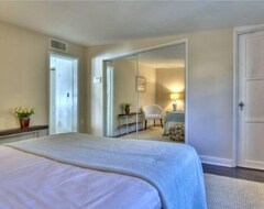 Cijela kuća/apartman Location, Location... Stunning Cape Cod 1 Bedroom House, Done To The Nines (Sunland, Sjedinjene Američke Države)