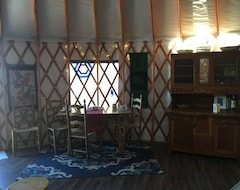 Hele huset/lejligheden Dancing Crane Writing Center And Artist Retreat Eco Yurt (Gibbon, USA)
