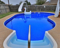 Entire House / Apartment Pool W/slide! 5 Minutes To The Zoo, Expo Center, And Airport! (Abilene, USA)