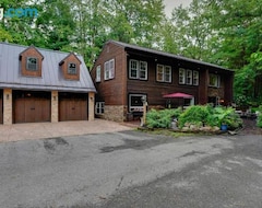 Entire House / Apartment Large Family Home With Patios, Grill And Fire Pit (Delaware, USA)
