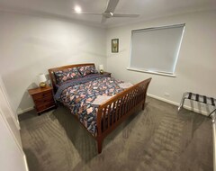 Koko talo/asunto Comfortable And Charismatic Large Family Home (Australind, Australia)