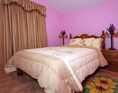 Khách sạn Sheppys Den (Scarborough, Trinidad và Tobago)