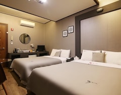 Hotel Motel 32 Days (Yeongdong, Corea del Sur)