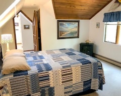 Entire House / Apartment Romantic Bay Chalet Suite With Private Sauna & Jacuzzi On Lake Dubonnet (Lake Ann, USA)