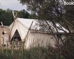 Khu cắm trại Fronterra Farm- Luxury Camp Experiences (Hillier, Canada)