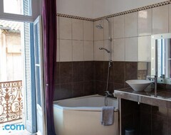Majatalo Private Room & Private Bathroom - Historic Center (Béziers, Ranska)