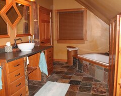 Toàn bộ căn nhà/căn hộ Cozy, Family Friendly Log Cabin Close To Everything! (Williams Bay, Hoa Kỳ)