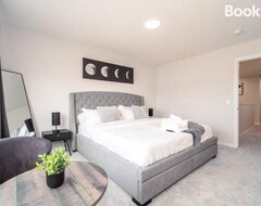 Entire House / Apartment Executive Home, Ac, Sleeps 10, Near Yeg Airport (Edmonton, Canada)