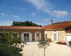 Toàn bộ căn nhà/căn hộ The House Is Situated In The Countryside Amongst Sunflower Fields And Vineyards (Meursac, Pháp)