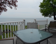 Hele huset/lejligheden Easy Breezy Living - Lakefront Cottage Directly On Lake Ontario (Centerport, USA)