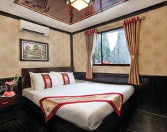 Hotel Halong Moon Legend Cruise (Hong Gai, Vietnam)