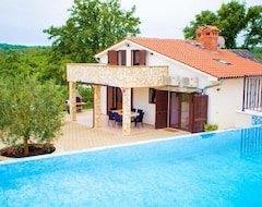 Tüm Ev/Apart Daire Holiday home with pool in the green scenery of Istrian peninsula (Karojba, Hırvatistan)
