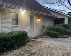 Tüm Ev/Apart Daire Centrally Located, Elegant, Spacious, Home, Large Screen Tv, Pool & Ping Pong! (Huntsville, ABD)