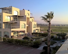 Koko talo/asunto Aphrodite Beachfront Penthouse Apartment (Lapithos, Kypros)