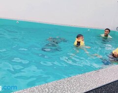 Koko talo/asunto Siti Private Pool Staycation (Permatang Pasir, Malesia)