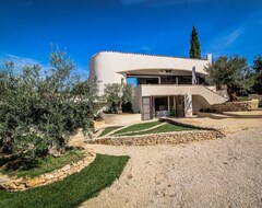 Toàn bộ căn nhà/căn hộ Recently Upgraded Elegant Villa With Pool Overlooking Pont Du Gard (Castillon-du-Gard, Pháp)