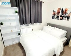 Bed & Breakfast 2 BEDROOM APT WITH 2 COMFORTABLE KING SIZE BEDs, FREE PRIVATE PARKING, EASY ACCESS TO LONDON (Woking, Reino Unido)