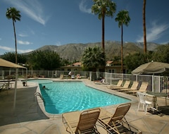 Otel Tuscany Manor Resort (Palm Springs, ABD)