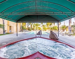 Hotel Colonial Pool & Spa (Long Beach, EE. UU.)